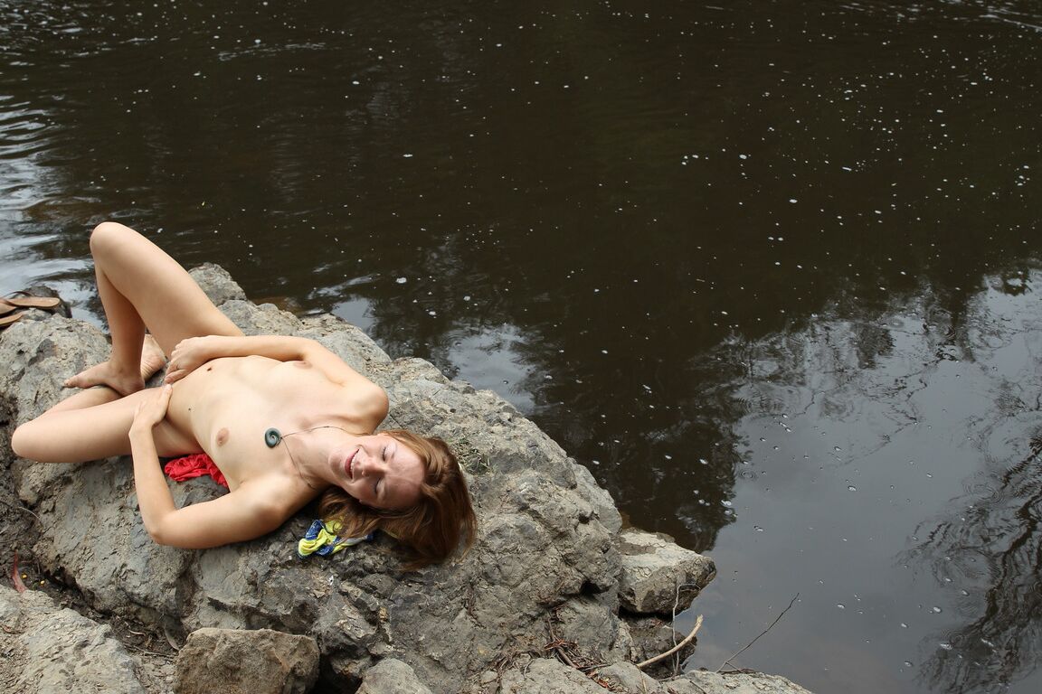 18P Adorable nena con bonitas tetas pequeñas Billie se frota el coño peludo al aire libre