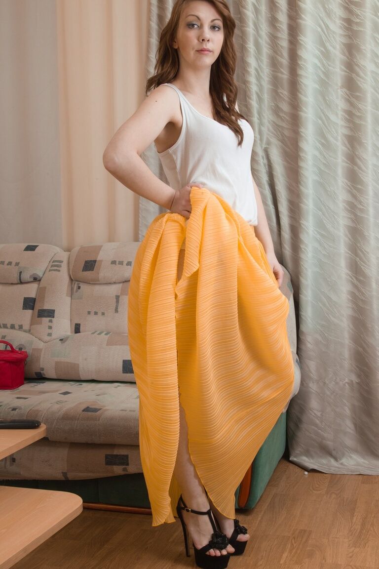 17P Pretty brunette Kira Fox unveils shapely ass & hairy slit in sultry striptease