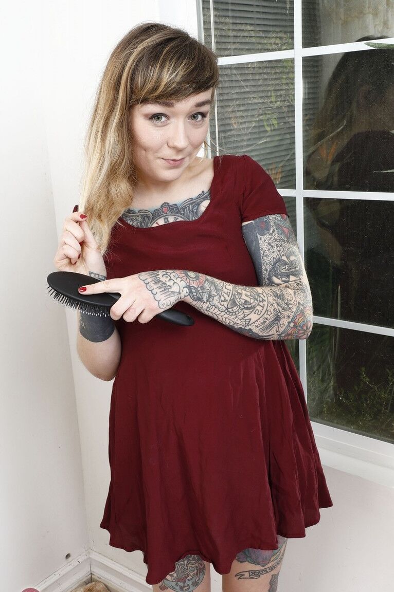 21P La amateur tatuada Felicia Fisher se desnuda y juega con su coñito peludo con un cepillo