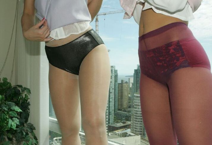 12P Foxy chicas amateur con piernas sexys cubiertas con pantimedias haciendo upskirt