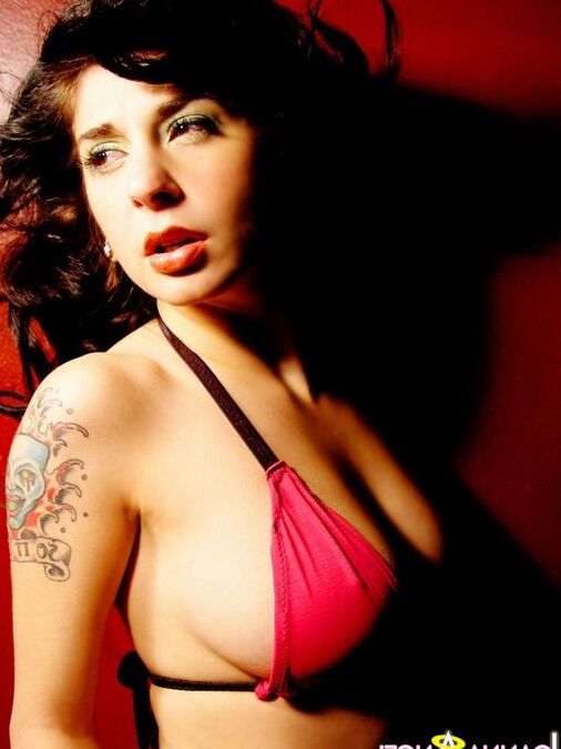 16P La tatouée Joanna Angel participe à une scène de masturbation amateur