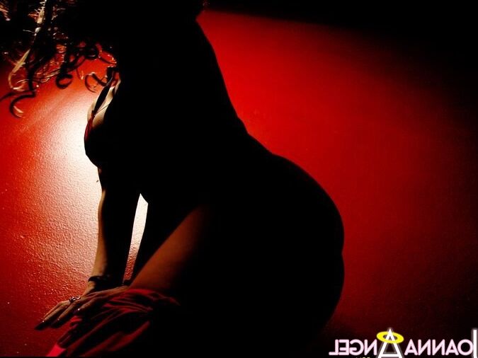 16P La tatouée Joanna Angel participe à une scène de masturbation amateur