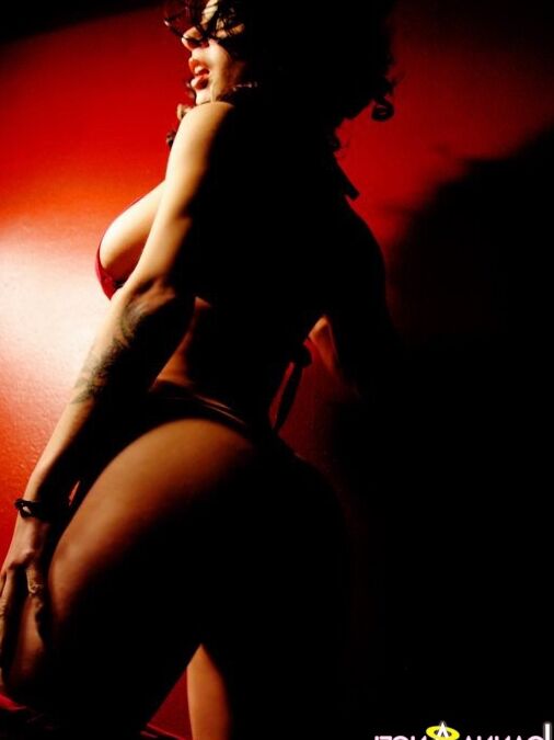 16P La tatouée Joanna Angel participe à une scène de masturbation amateur