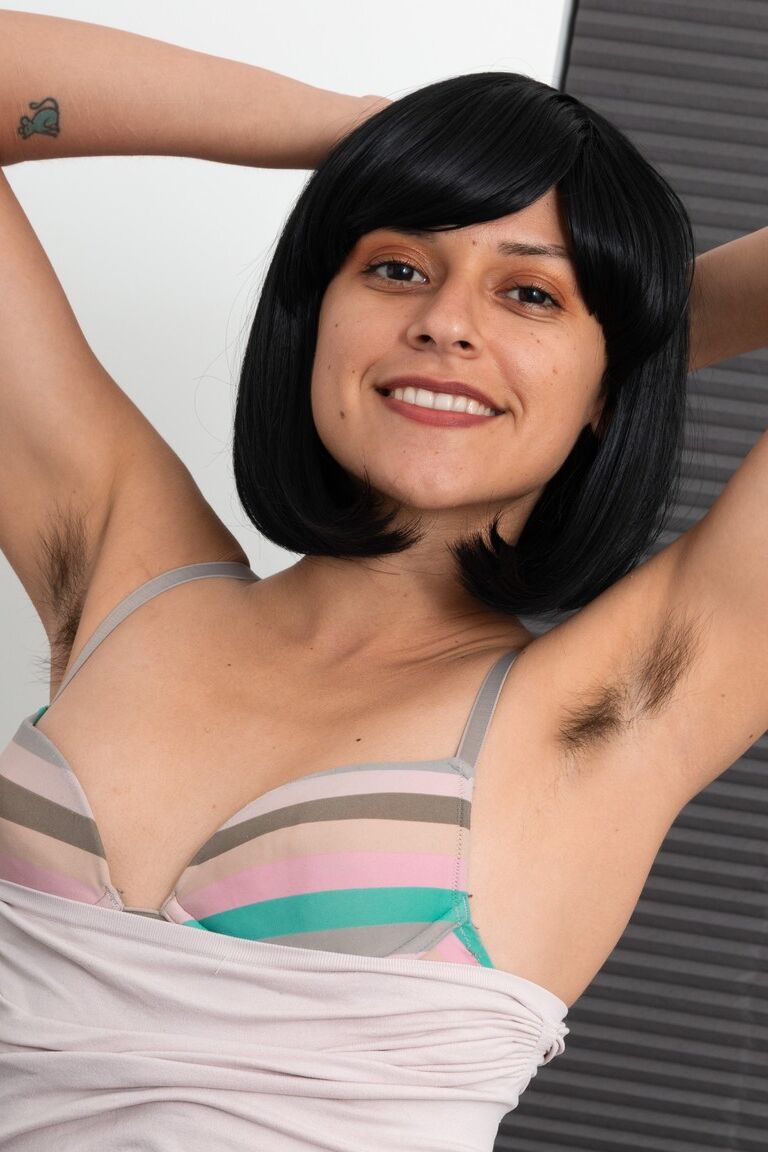 21P Nena de pelo oscuro con tetas pequeñas Andy Moon juega con su agujero del amor peludo