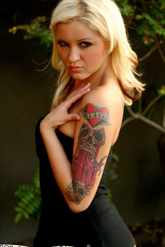 12P La rubia tatuada Jeska se levanta un vestidito negro para mostrar su culo en tanga