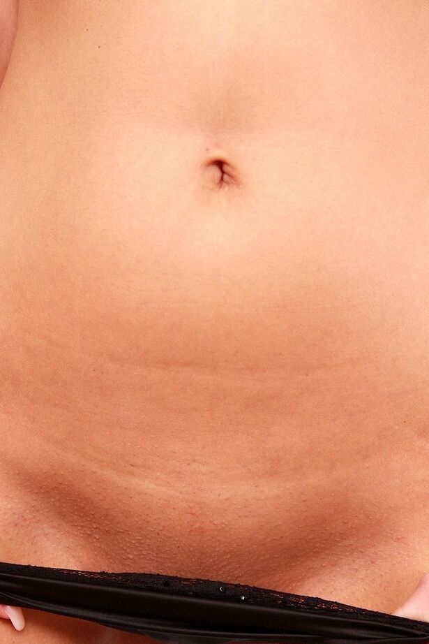 16P Uma adolescente sexy sente vontade de se masturbar durante uma pose nua