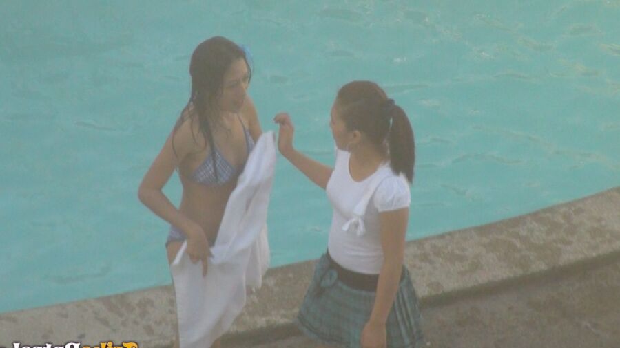 15Pフィリピン人の女の子アシュリーとジルがホテルでセックス観光客と3Pする