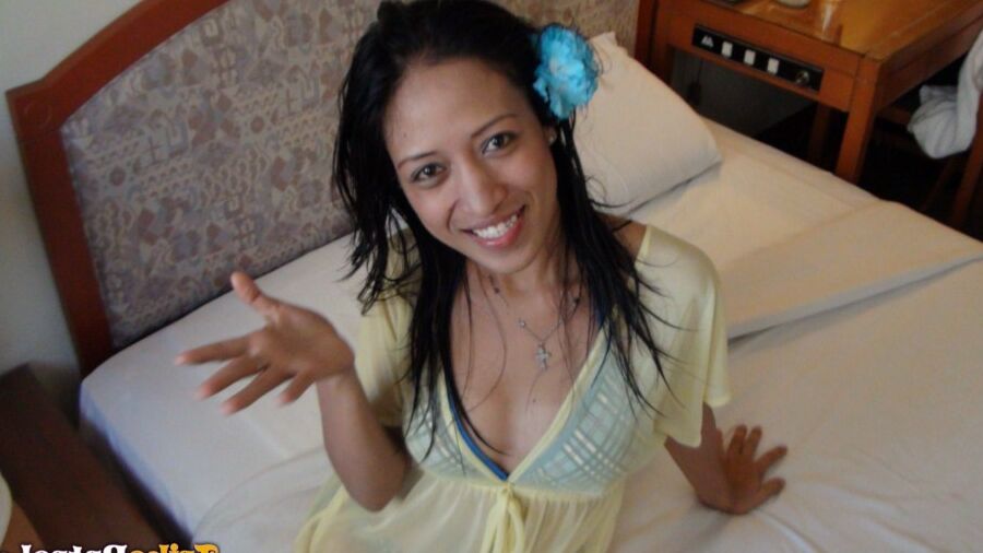 15Pフィリピン人の女の子アシュリーとジルがホテルでセックス観光客と3Pする