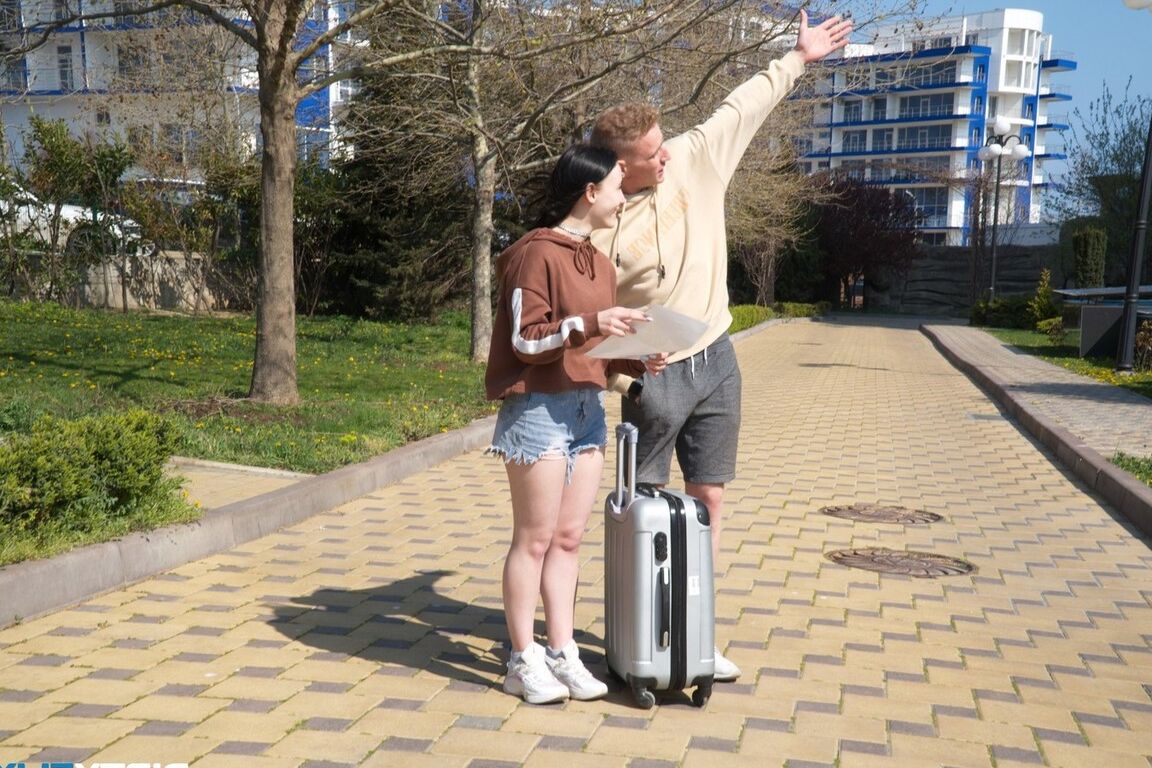 15P La joven Sara Rich tiene sexo con un chico mientras está de vacaciones