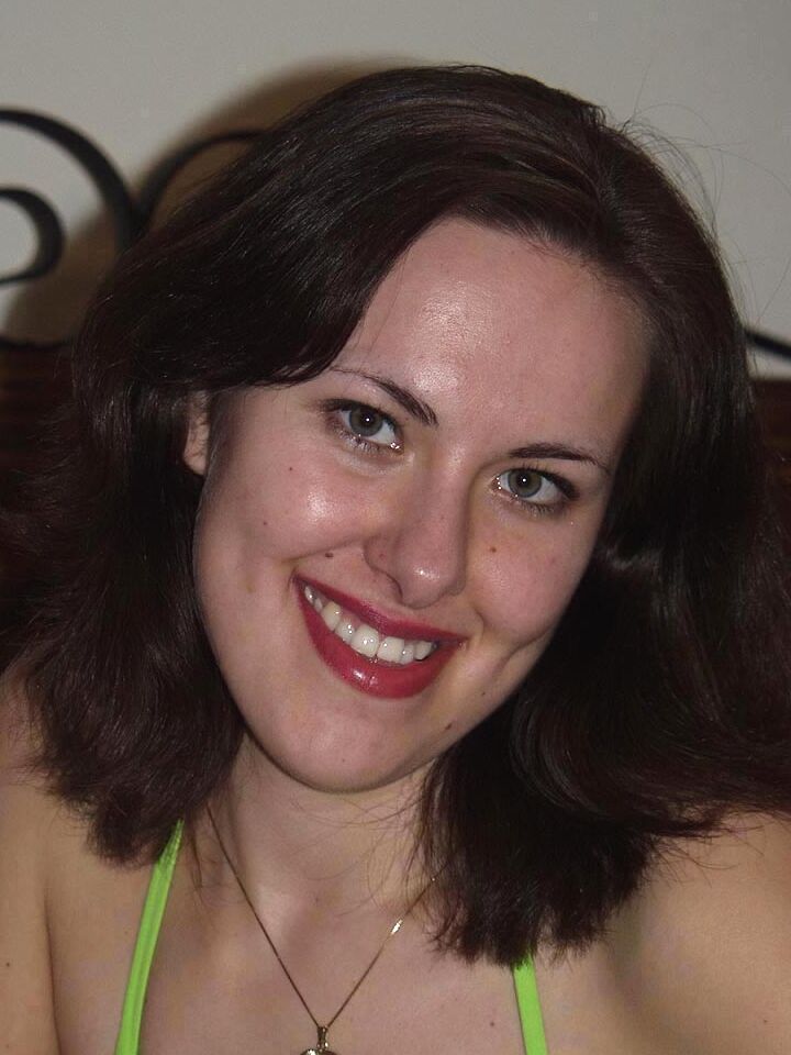 16P Brunette amateur Donna sports red lips while doffing a bikini to pose naked