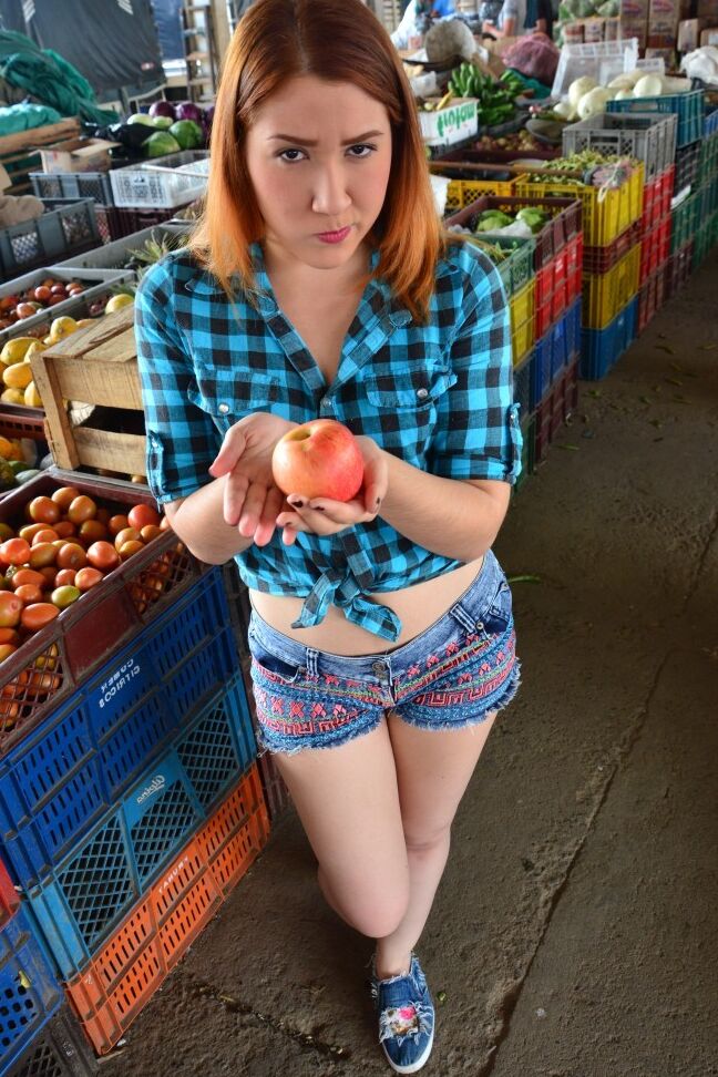 18P Garota com camisa xadrez azul nos leva a um mercado local para comprar frutas