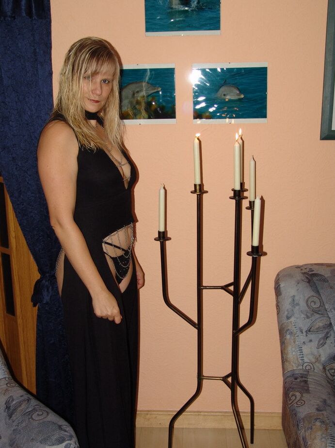 Die 20P blonde Amateurin Sweet Susi zieht ihre Weste und ihre Chaps aus, um sich in Schuhen auszuziehen