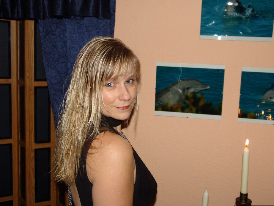 Die 20P blonde Amateurin Sweet Susi zieht ihre Weste und ihre Chaps aus, um sich in Schuhen auszuziehen