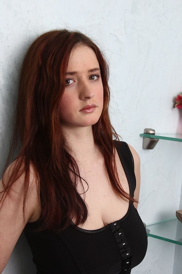 Die 16-jährige Amateurin Maria Beaumont bearbeitet ihre Möse im Badezimmer mit einem Dildo
