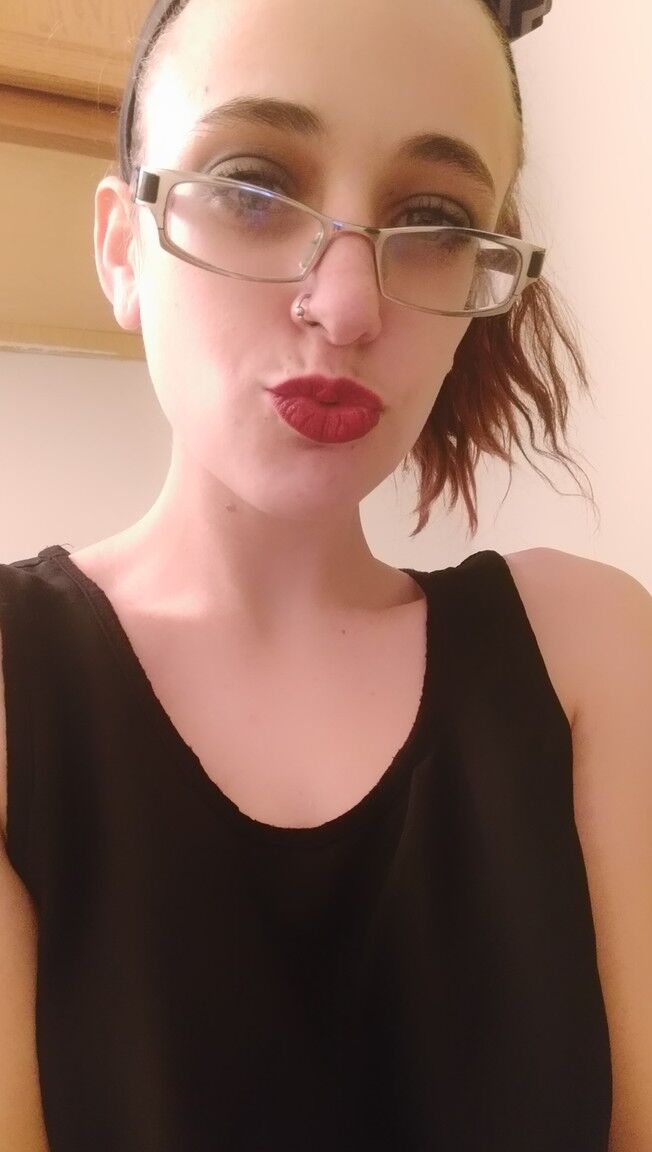 15P Amateur nerd Ana Rose Banks strips in front of her cam and poses