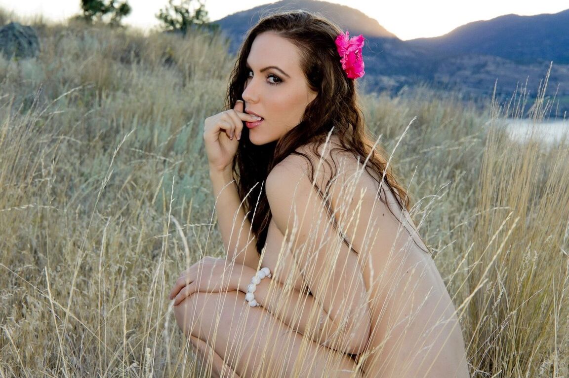 15P A garota solo Katie Banks mostra seus peitos grandes enquanto se despe em um blefe