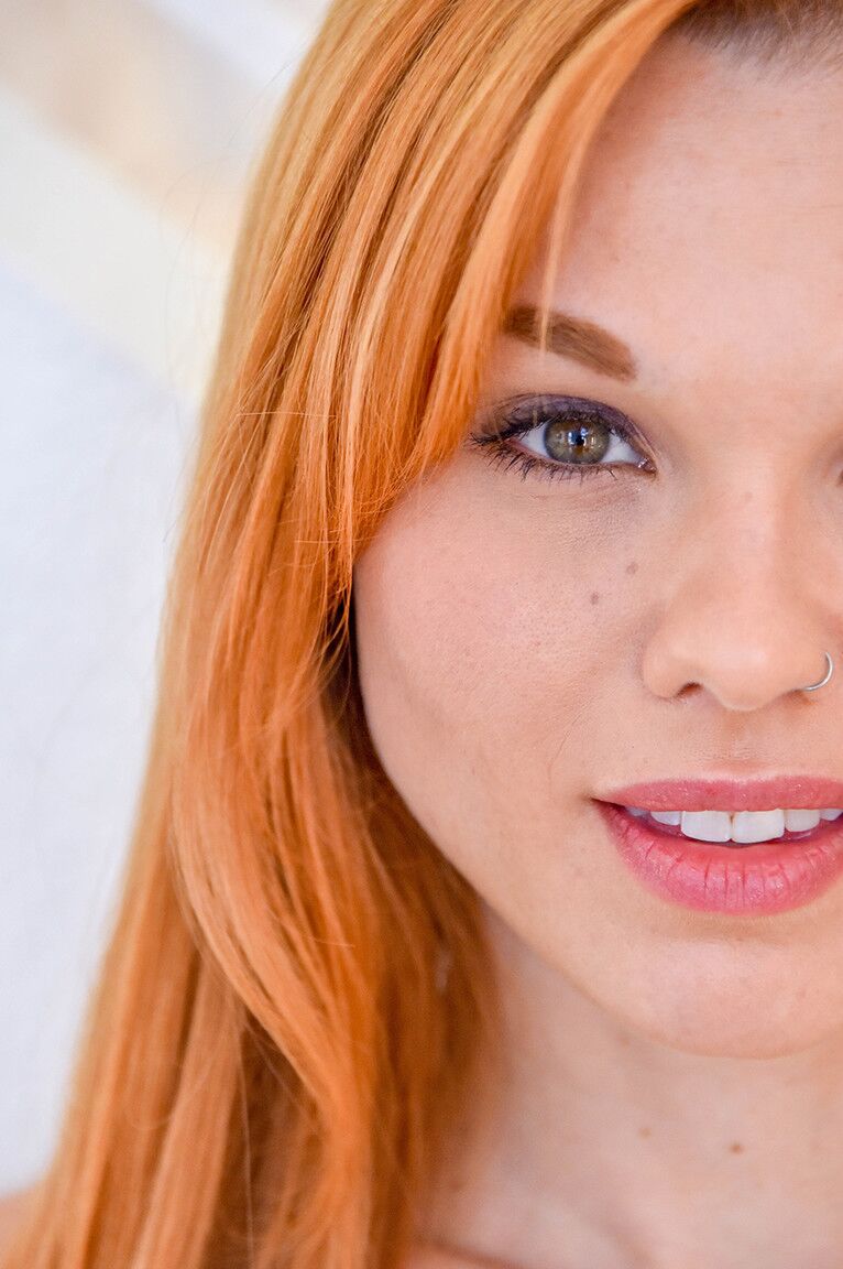 17P A ruiva sexy Jayme dá prazer à buceta da pista de pouso com um vibrador de vidro