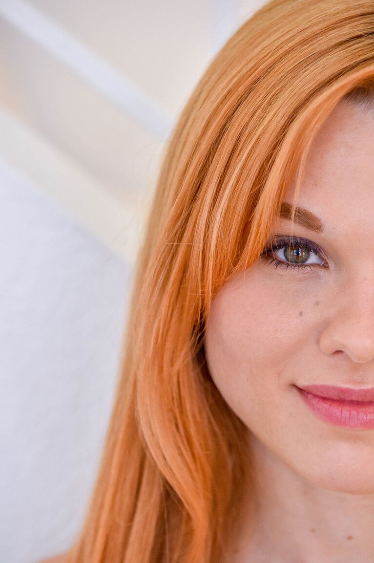 17P A ruiva sexy Jayme dá prazer à buceta da pista de pouso com um vibrador de vidro