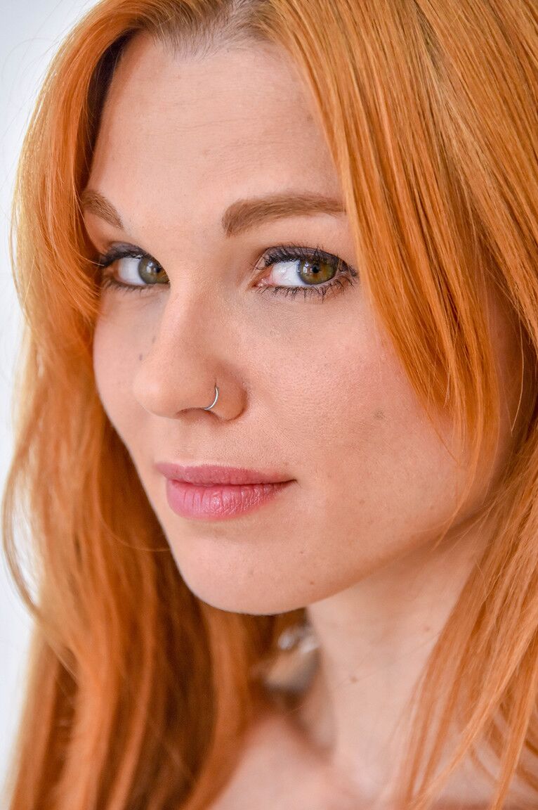 17P A ruiva sexy Jayme dá prazer à buceta da pista de pouso com um vibrador de vidro