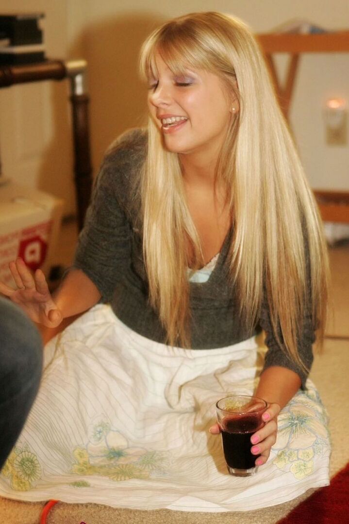 12P La joven rubia Jana Jordan besa con la lengua a una chica después de consumir cócteles