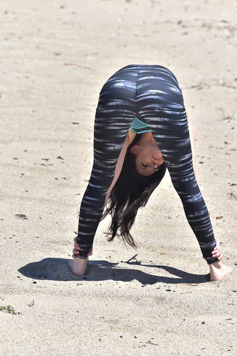 17P India Summer faz poses de ioga na praia e encontra um parceiro bonito para sexo