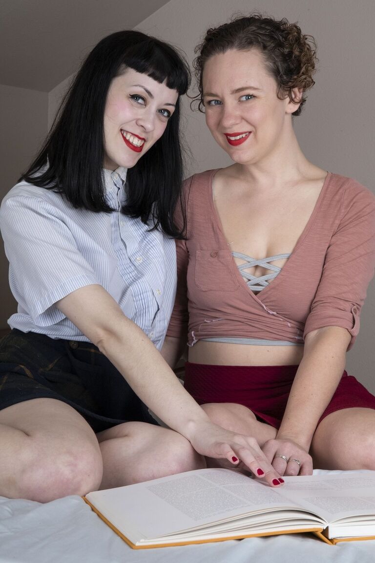 21P Die geilen Lesben Lexx Lewis und Little Olive spielen gegenseitig mit ihren buschigen Fotzen
