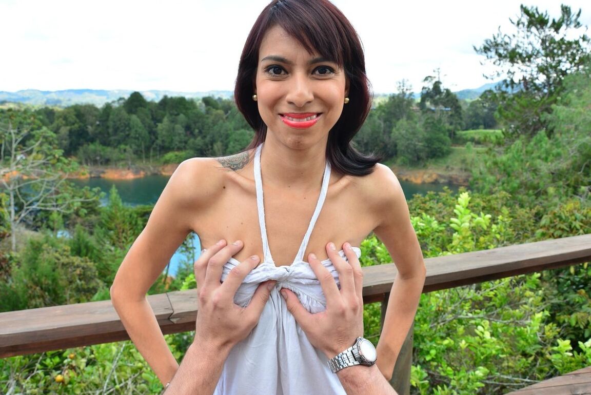 17P Ximena Soto, une latina maigre et tatouée, se fait huiler et taquiner en extérieur