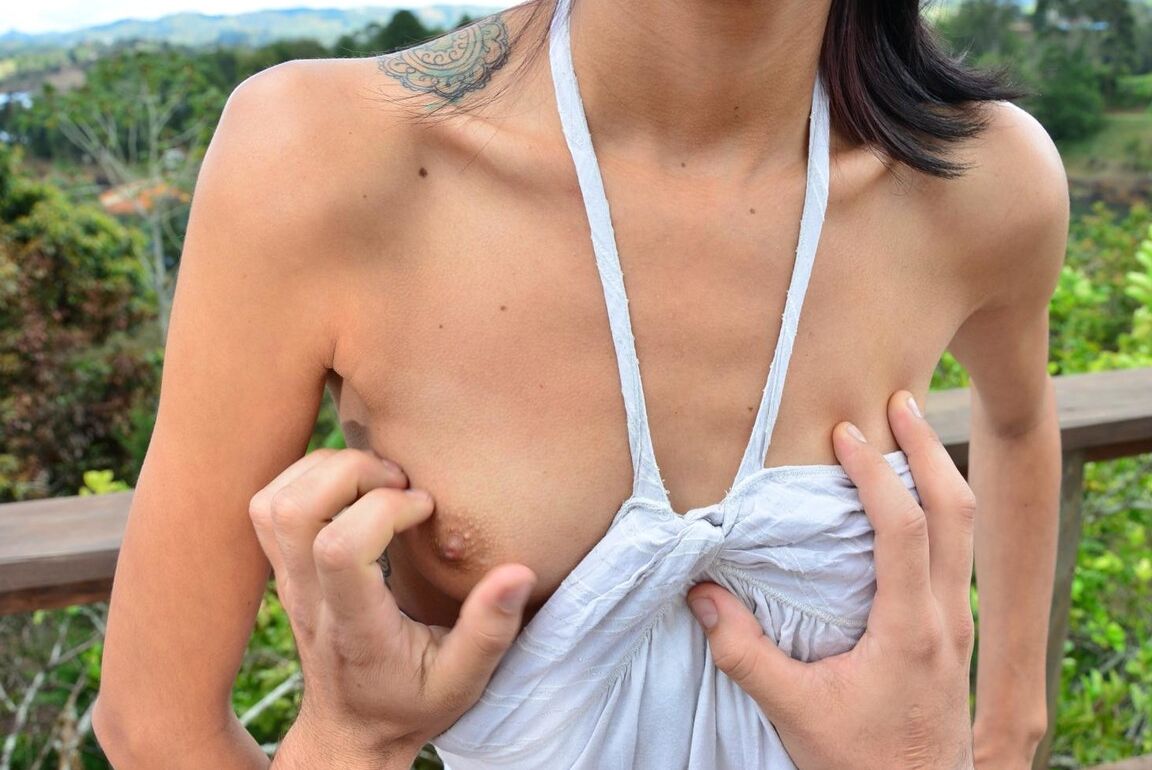 17P Ximena Soto, une latina maigre et tatouée, se fait huiler et taquiner en extérieur