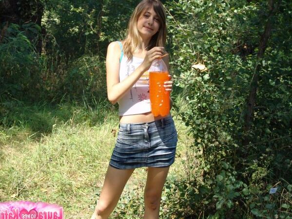 15P Linda garota com saia jeans se despindo ao ar livre para espalhar comida no corpo