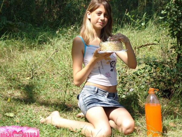 15P Linda garota com saia jeans se despindo ao ar livre para espalhar comida no corpo