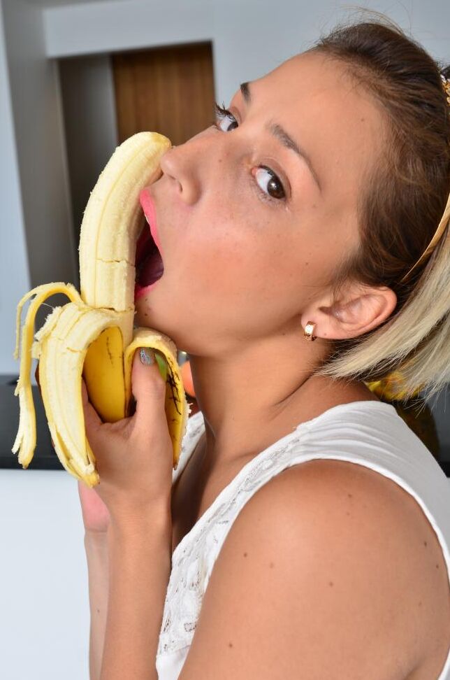 18P Une Latina sexy et séduisante montre ses atouts dans une action de pelage et de pose de cuisine amateur