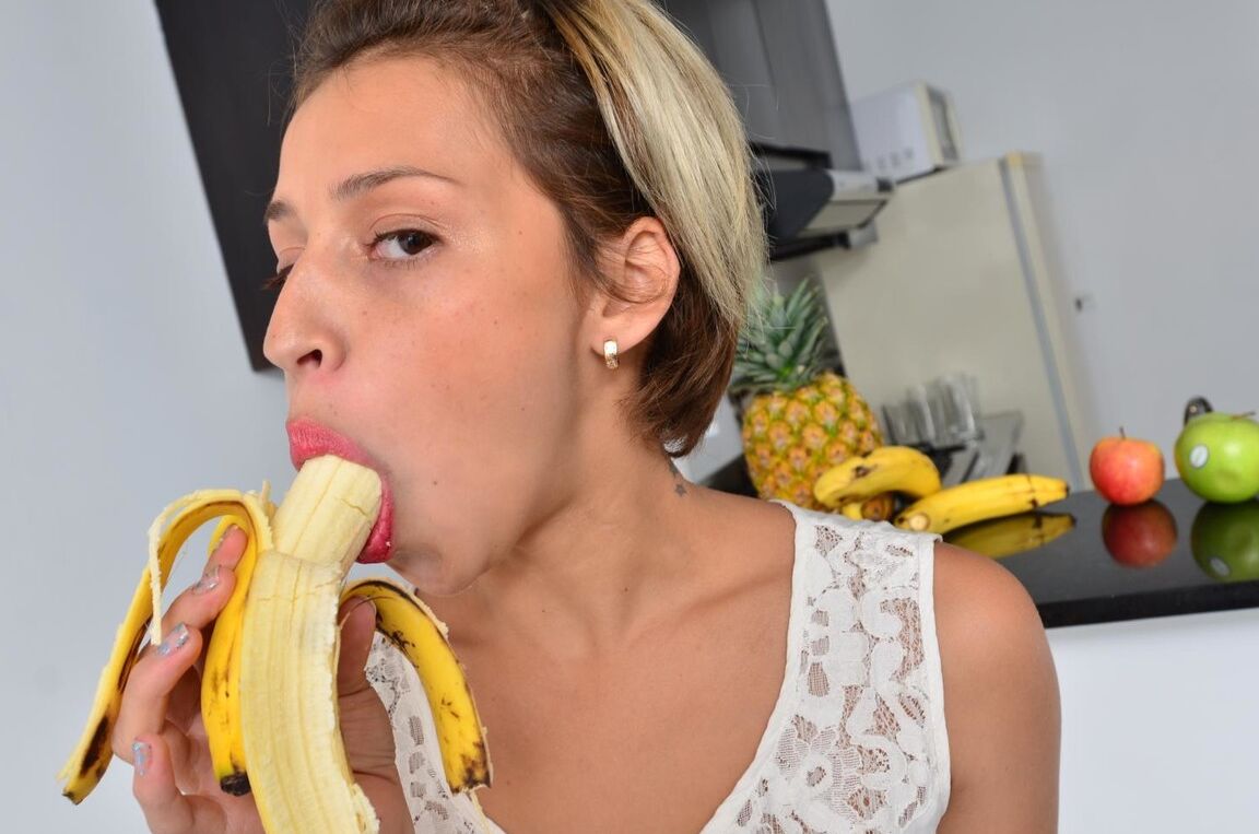 18P Une Latina sexy et séduisante montre ses atouts dans une action de pelage et de pose de cuisine amateur