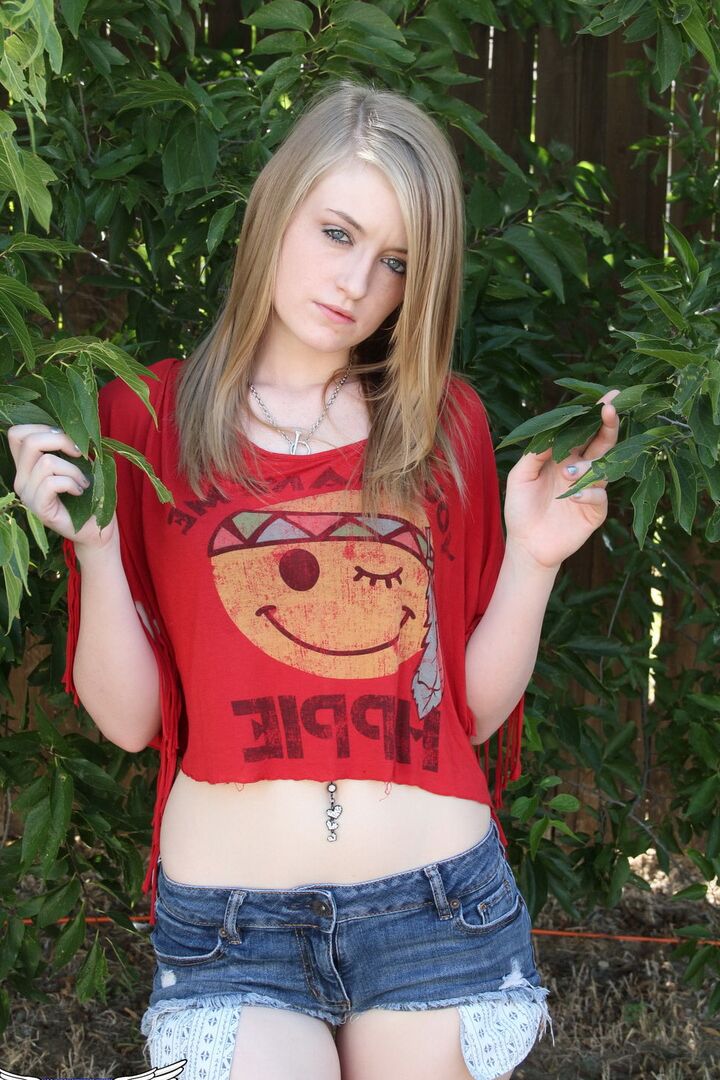 12P La joven rubia Mandy Roe se desnuda en su debut como modelo