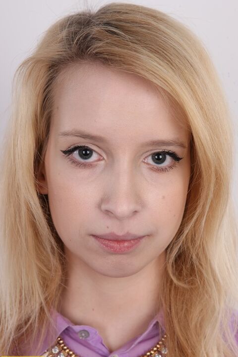 20P La rubia amateur Marie se quita las mallas y las botas de invierno para su debut desnuda