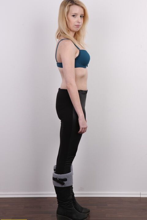 20P La rubia amateur Marie se quita las mallas y las botas de invierno para su debut desnuda
