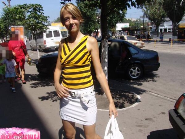 10P Niña busca chica con ropa firme posando en público