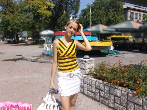 10P Niña busca chica con ropa firme posando en público