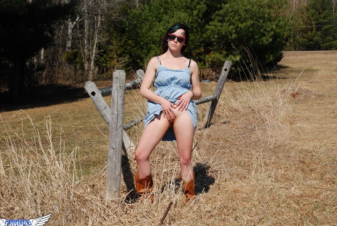 12P A garota da fazenda Sabrina sobe o vestido para expor sua bunda grande com botas