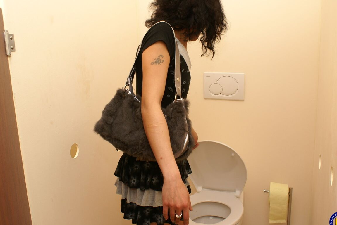 21P 痩せた素人ドミニクが壁の穴の黒人巨根を後ろから吸う