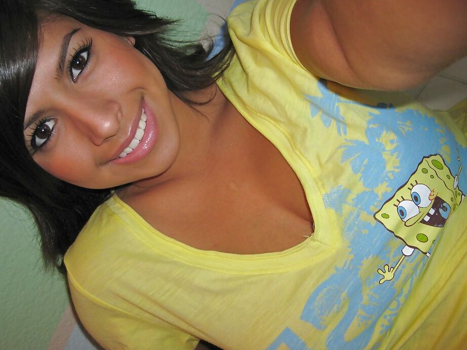 16P Smiley latina amateur Layla Rose mostrando sus tetas y su raja afeitada