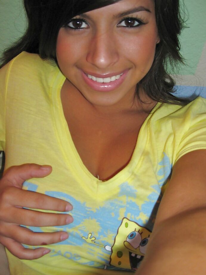 16P Smiley latina amateur Layla Rose mostrando sus tetas y su raja afeitada