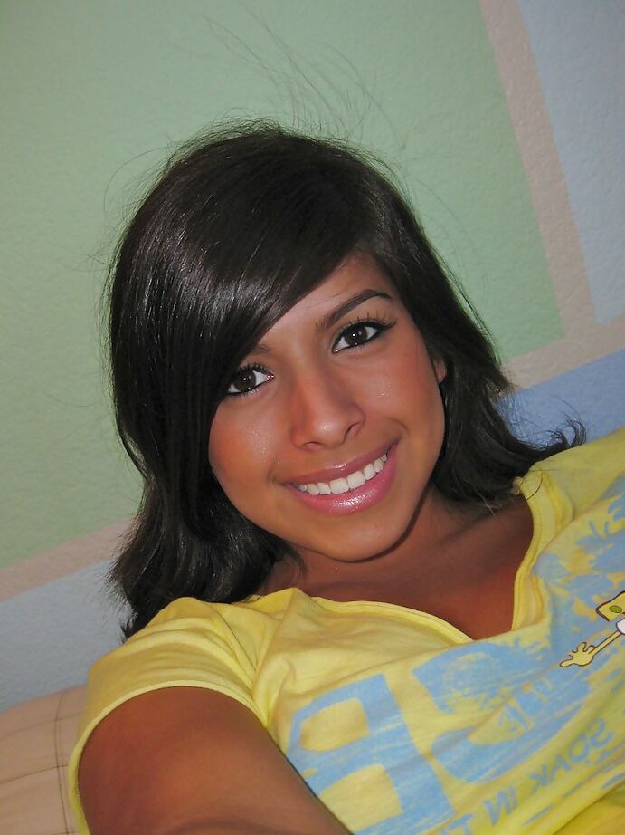 16P Smiley latina amateur Layla Rose mostrando sus tetas y su raja afeitada