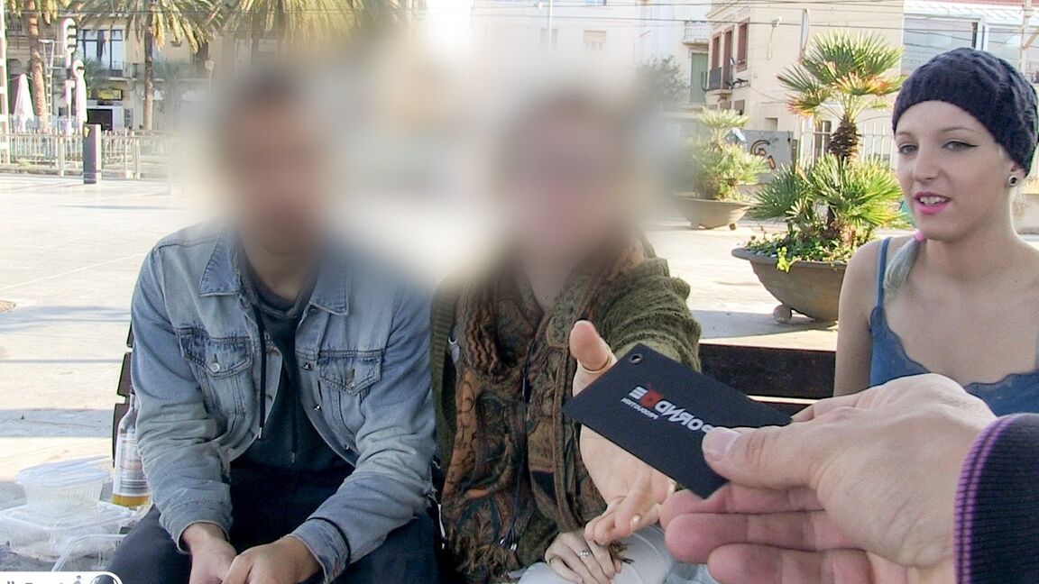 17P Таинственный мужчина растягивает испанскую тинку Лиз Рэйнбоу в любительском видео на красном диване