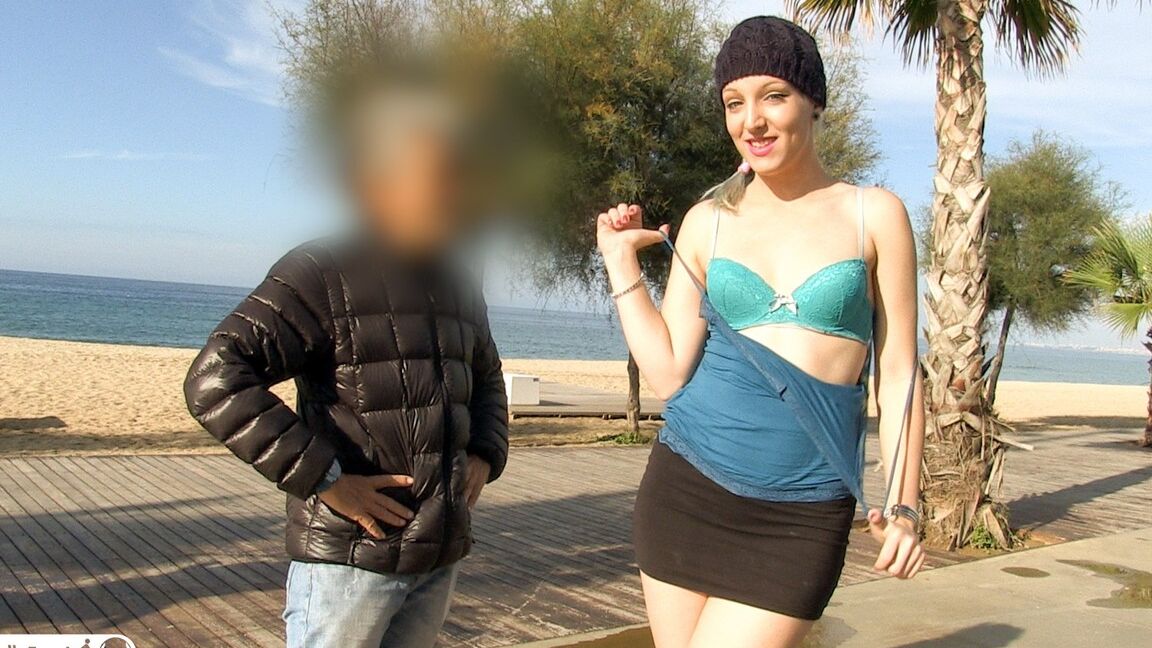 17P Таинственный мужчина растягивает испанскую тинку Лиз Рэйнбоу в любительском видео на красном диване