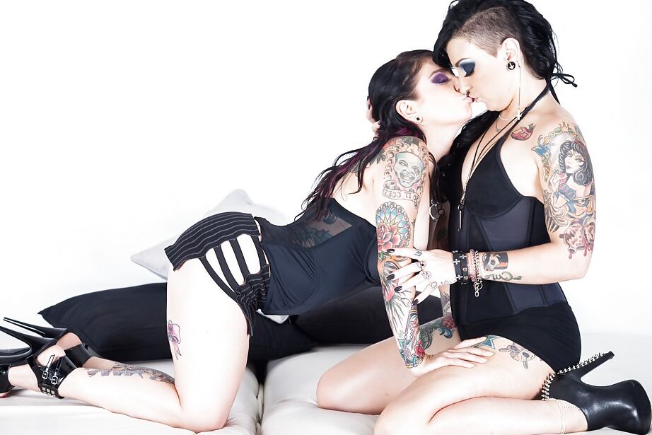 16P La modelo de tatuaje Joanna Angel y su novia tatuada comparten un beso