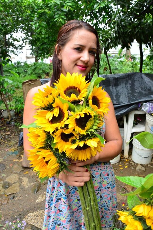 17P Inocente latina florista se desnuda y abre su travieso coño