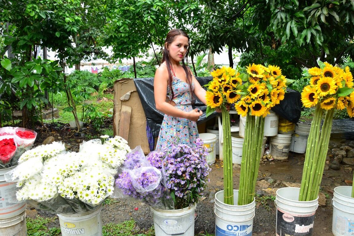 17P Inocente latina florista se desnuda y abre su travieso coño