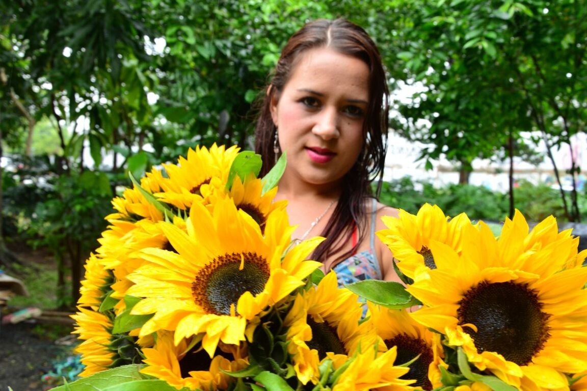 17P Inocente latina florista se desnuda y abre su travieso coño