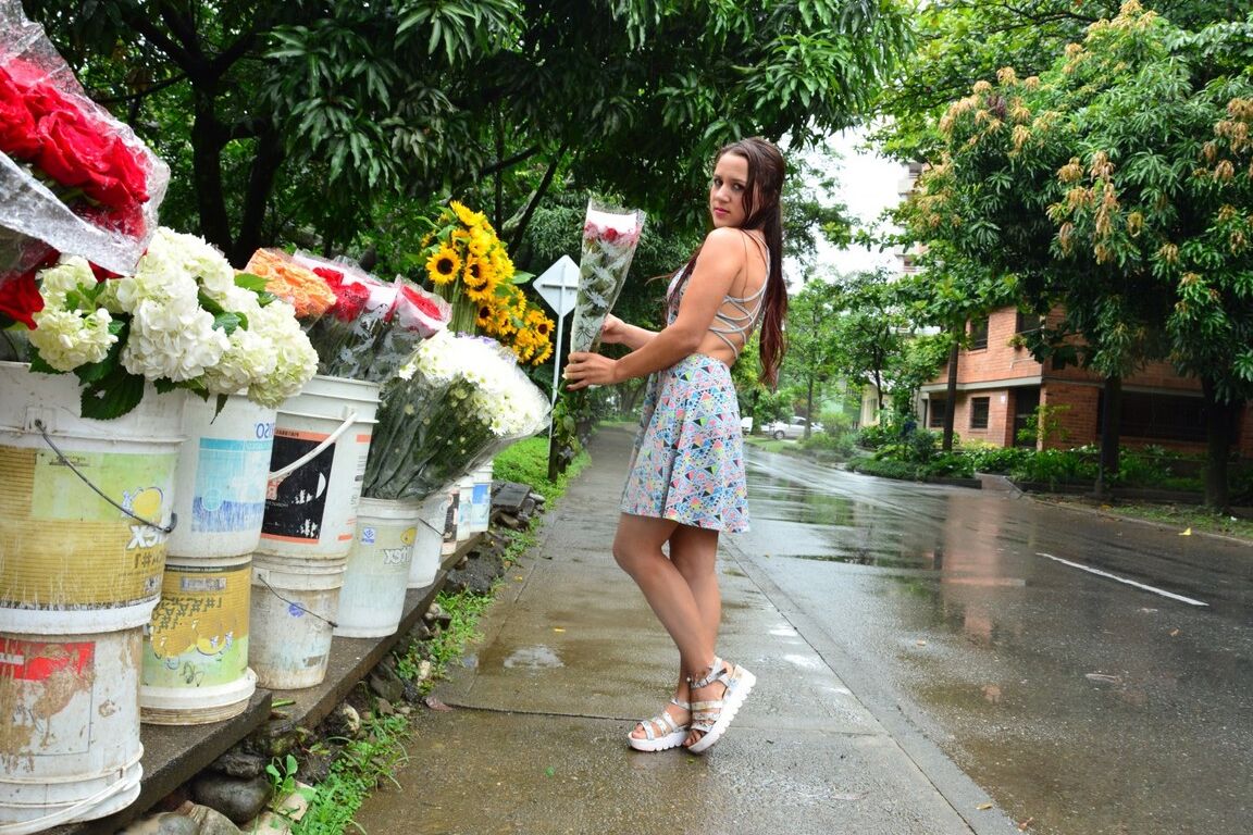 17P Inocente latina florista se desnuda y abre su travieso coño