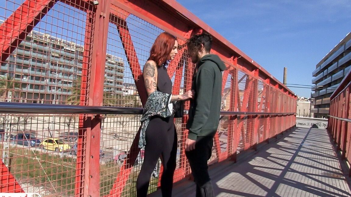 17P Garota espanhola tatuada e sacanagem mostra peitos pequenos ao ar livre